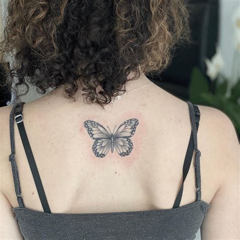 Significado del tatuaje de mariposa en la espalda baja